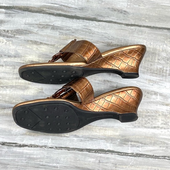 Life Stride “Fabulous” Bronze Wedge Thong Sandal Low Wedge Heel Comfort Croc 7M - Picture 13 of 16